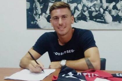 Mateo Hernández, durante la firma de su contrato