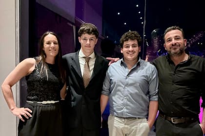 Mateo junto a su mamá, Florencia, y su familia
