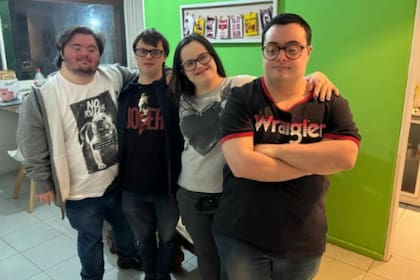 Mateo Kawaguchi, Leandro López Padros, Agustina Segnati y Leandro Otero son jóvenes con síndrome de Down, tienen trabajos formales y ahora quieren irse a vivir solos