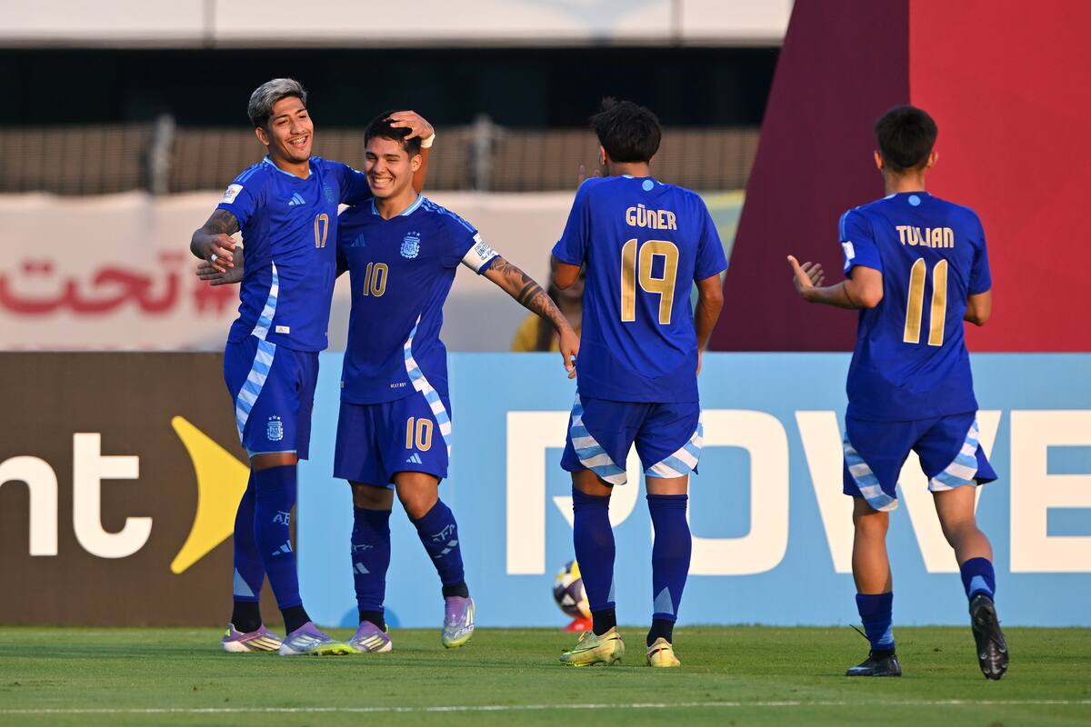 Mateo Martínez celebra su conquista ante Fiji: la selección argentina se impone por 3-0. (Photo by Chris Ricco - FIFA/FIFA via Getty Images)