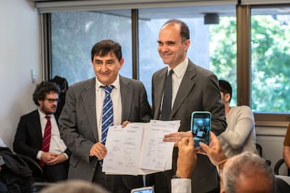 Mateo Martínez (izq), presidente del Foro Argentino de Facultades y Escuelas de Medicina Públicas (Fafemp) y Eduardo Uziel, ministro consejero de la Embajada de Brasil, tras suscribir el convenio para realizar la 1° Encuesta Nacional Socioeconómica y Cultural de Estudiantes Brasileños en las Facultades de Medicina de la Argentina