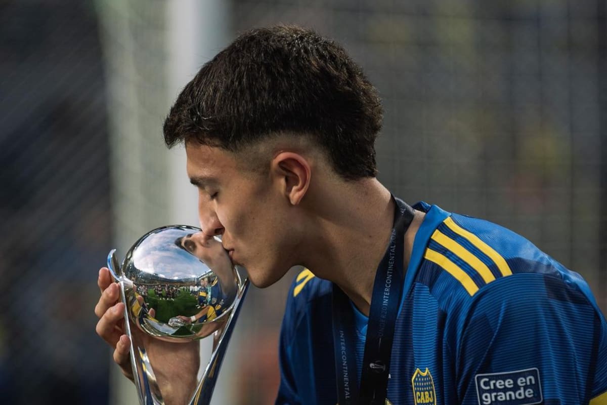 Mateo Mendia besa la Copa Intercontinental Sub 20, que Boca ganó en 2023