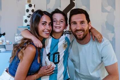Mateo Messi protagonizó una escena con sus padres que se volvió viral
