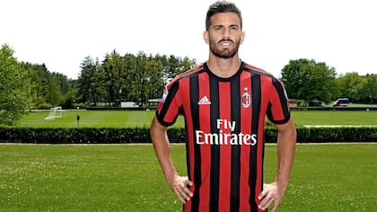Mateo Musacchio posa con su nueva camiseta del Milan