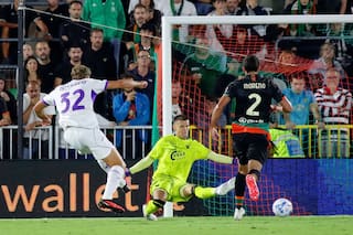 Triplete de Mastantuono da la primera victoria a Fiorentina en Serie A; Rennes lidera Ligue 1