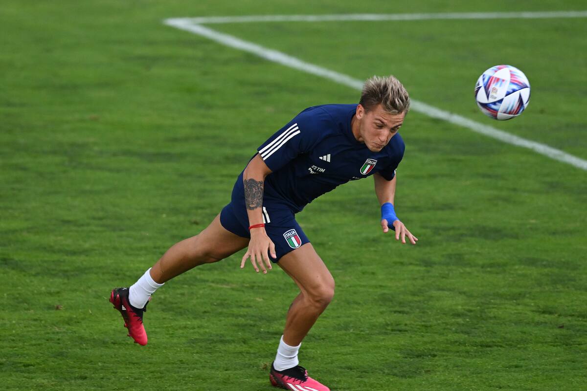Mateo Retegui cabecea durante un entrenamiento con Italia en el Centro de Entrenamiento de Coverciano, en las afueras de Florencia, de cara al partido de este jueves contra España, en Países Bajos, y por el Final Four de la Nations League