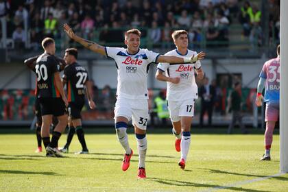 Mateo Retegui celebra con Mario Pasalics la victoria de Atalanta sobre Venezia por 2-0. (Photo by Timothy Rogers/Getty Images)