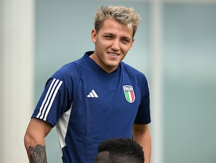 Mateo Retegui con la selección italiana, en la concentración de Coverciano, durante un entrenamiento antes del partido de este jueves con España, por la Nations League