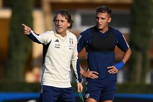 Mateo Retegui, el goleador de Tigre, acompañado por el DT Roberto Mancini, durante uno de los ensayos del seleccionado italiano en Florencia
