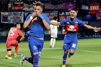 Mateo Retegui festeja su primer gol ante Aldosivi