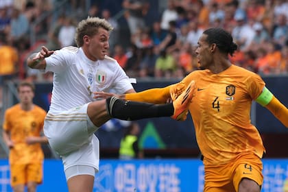 Mateo Retegui pelea la pelota con el neerlandés Virgil van Dijk durante el partido por el tercer puesto de la Nations League