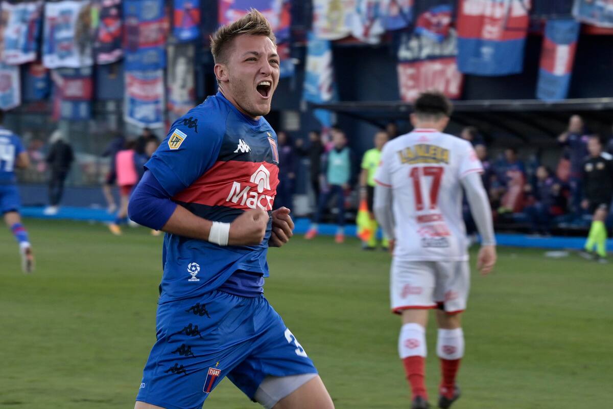 Mateo Retegui, un especialista de cabeza