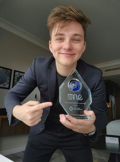 Mateo Salvatto (24), creador de la app Háblalo, cofundador y CEO de Asteroid Technologies, es el reciente ganador en Irlanda del premio "Davos joven", al emprendedor mundial del año, otorgado por la organización británica One Young World.