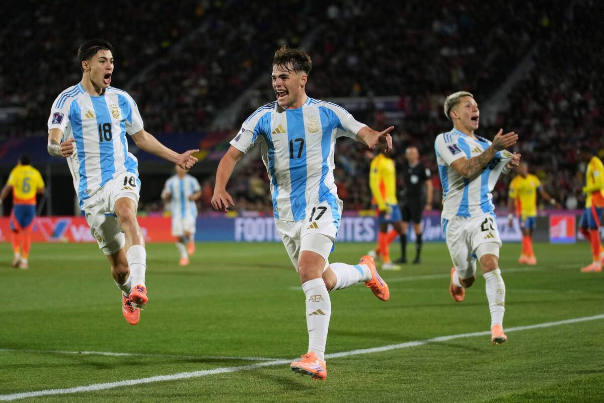 Mateo Silvetti desata el festejo, junto a Tobías Andrada y Gianluca Prestianni; el goleador marcó en partidos sucesivos de mata-mata: Nigeria, México y Colombia