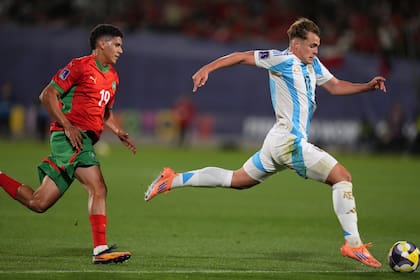 Mateo Silvetti en acción durante la final con Marruecos; un delantero con presente y futuro