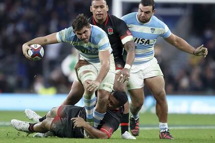 Matera intenta escaparse, en una postal de noviembre de 2017 en Twickenham