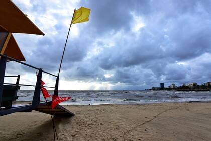 Materia fecal en las playas: un caño clave en Montevideo está al límite y las autoridades están en alerta