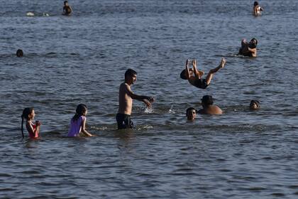 Materia fecal en las playas: un caño clave en Montevideo está al límite y las autoridades están en alerta