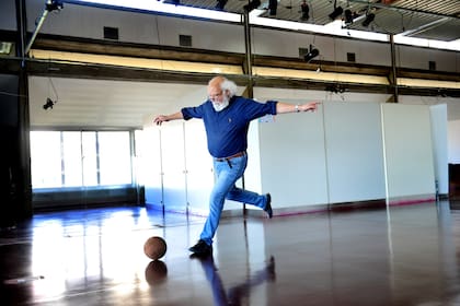 Juan Sasturain y la pelota, una relación llevada a los libros
