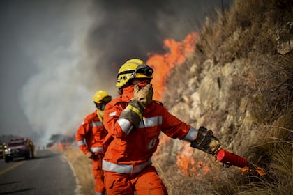 Catalina García es bombera del cuartel de Villa General Belgrano y realiza un contrafuego en las puertas de la estación astrofísica de Bosque Alegre intentando controlar el avance de las llamas y así evitar que el fuego cruce la ruta