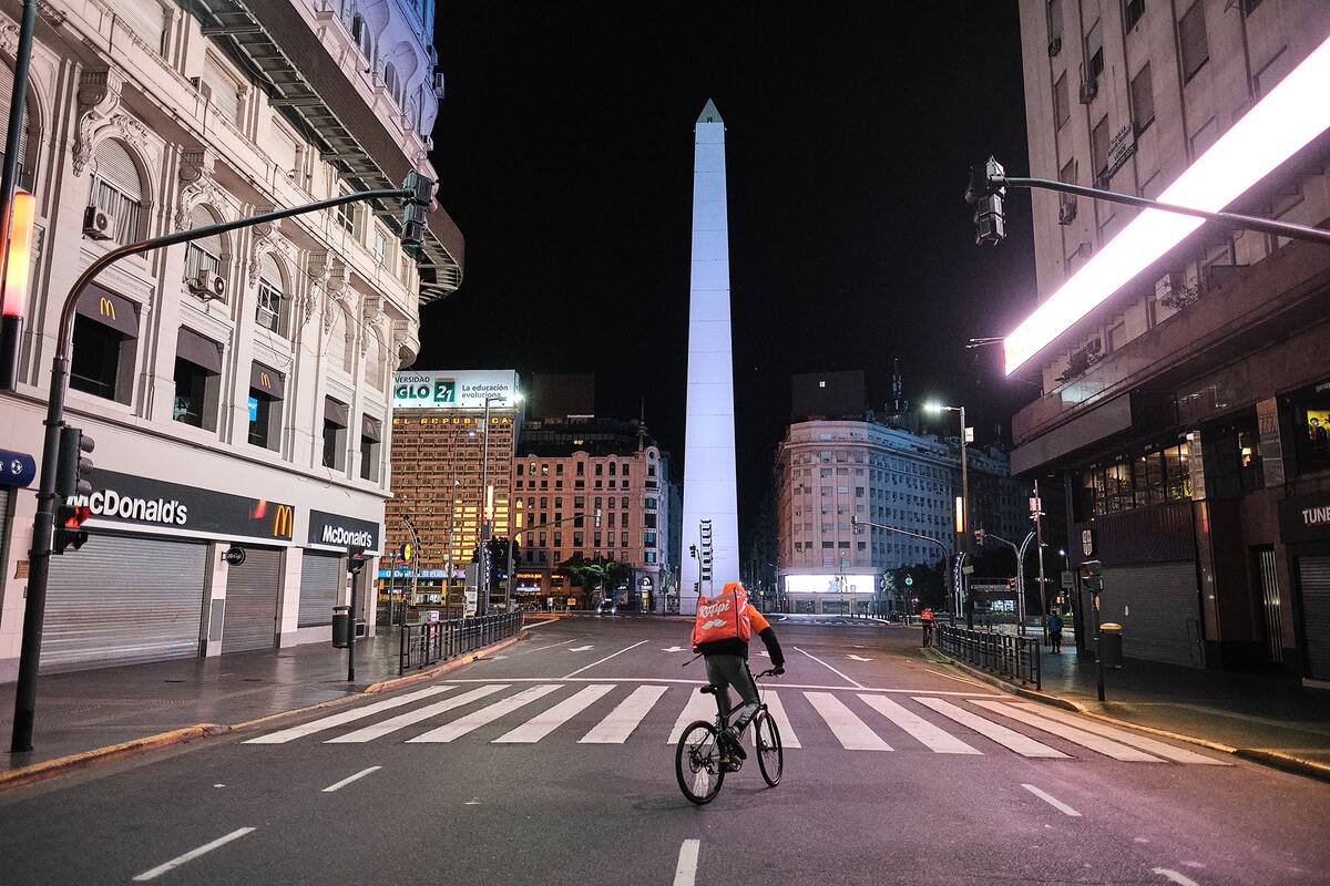 Material de ARGRA: única publicación para la difusión de la "Muestra de Fotoperiodismo Argentino Edición 32º – Periodo 2020" ARGRA
A contramano por la avenida Corrientes y 9 de Julio, inusual por los locales cerrados y sin gente en pleno centro porteño, un repartidor transita durante la cuarentena estricta por la Ciudad Autónoma de Buenos Aires.
Foto: Hernan Zenteno 6_4_20