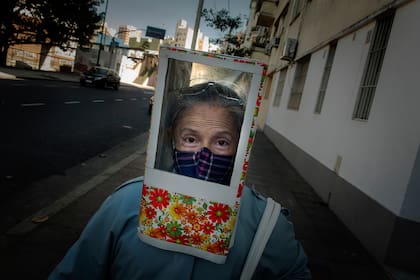 Una vecina del barrio de Almagro con su máscara de fabricación casera