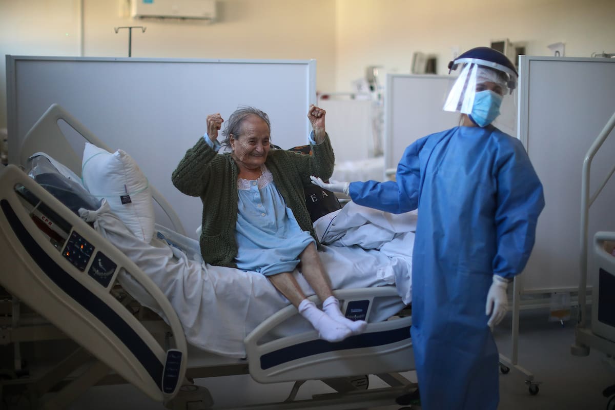Material de ARGRA: única publicación para la difusión de la "Muestra de Fotoperiodismo Argentino Edición 32º – Periodo 2020" ARGRA
Blanca Ortiz, 84, celebrates after learning from nurses that she will be discharged from the Eurnekian Ezeiza Hospital on the outskirts of Buenos Aires, Argentina, Thursday, Aug. 13, 2020, several weeks after being admitted with COVID-19. (Photo/Natacha Pisarenko)