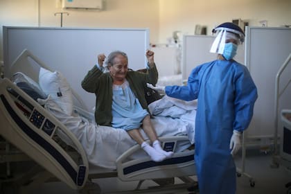 Blanca Ortiz, de 84 años, celebra al recibir la noticia de que será dada de alta del Hospital Eurnekian de Ezeiza, luego de haberse recuperado del coronavirus