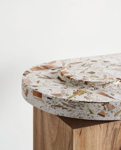 Material ForestBank™️ creado por Yuma Kano a partir de residuos del bosque y talleres de carpintería en Hida, Japón. La mezcla de madera, tierra y semillas da como resultado patrones únicos y orgánicos.
