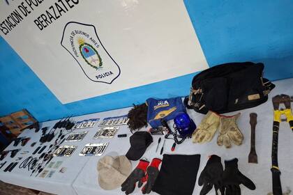 Material incautado a los falsos policías que hacían entraderas en Berazategui
