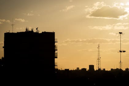 Una persona practica BMX en la terraza de un edificio de Caballito, durante el aislamiento social, preventivo y obligatorio, decretado por el gobierno en el marco de la pandemia.