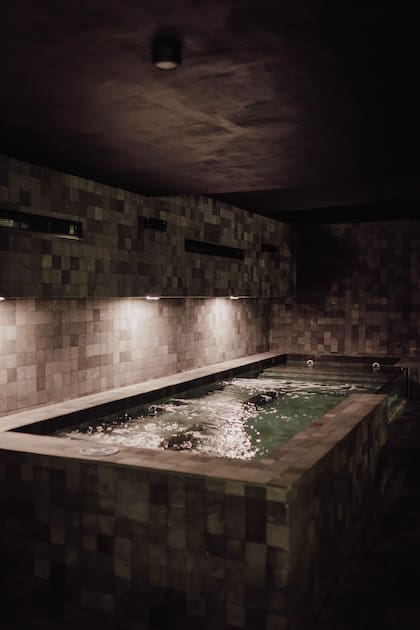 Materiales oscuros y luces tenues para darle un clima fuera de esta dimensión al spa y convertirlo en un espacio relajante e introspectivo.
