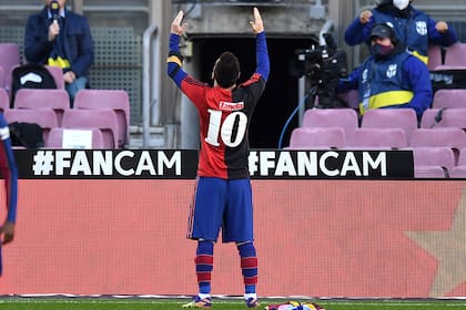 Mateu Lahoz fue el que amonestó a Messi en Barcelona, el día que le hizo un homenaje a Maradona