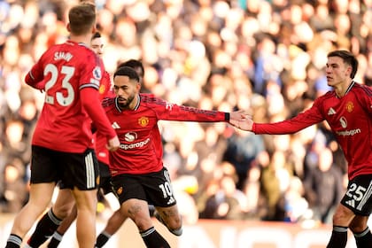 Matheus Cunha, al centro, celebra tras anotar el primer gol de su equipo durante el partido de fútbo
