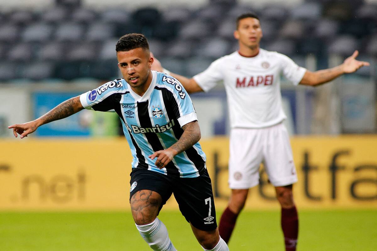Matheus Henrique, delantero de Gremio, festeja el 1-0 ante Lanús, en Porto Alegre, por la Copa Sudamericana