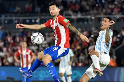 Mathias Villasanti frente a Angel Di Maria (R)