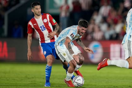 Mathias Villasanti le comete una infracción a Rodrigo De Paul, uno de los más claros del equipo nacional, que ahora piensa en Uruguay (AP Photo/ Jorge Saenz)