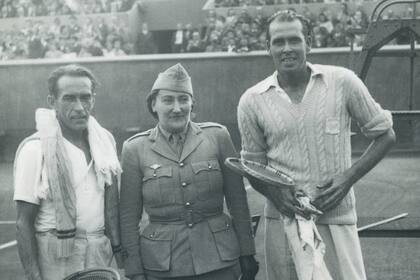 Mathieu, con uniforme, en el Partido de la Liberación francesa, junto con Cochet –uno de los Cuatro Mosqueteros– y Pétra