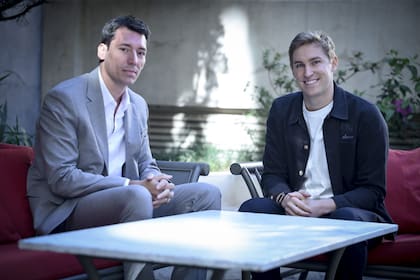 Mati Staniszewski (derecha) conversó con LA NACION junto con Javier Verde, CEO para Latinoamérica de ElevenLabs