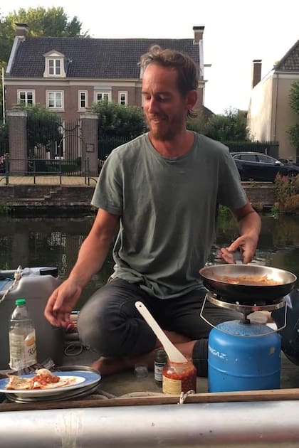 Matías Miño, ahora vive en Europa, en un barco que recicló