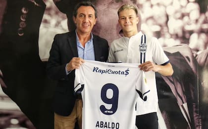 Matías Abaldo, a la izquierda de la foto, posando junto a Mariano Cowen, presidente de Gimnasia