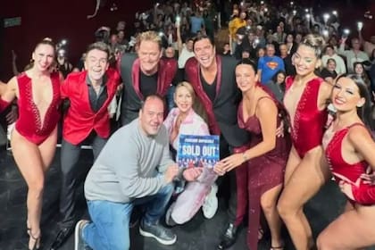 Matías Alé junto a su elenco de Función Imposible