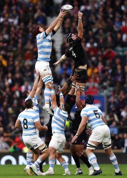 Matias Alemanno, en un line-out frente a Inglaterra; el seleccionado argentino tiene otra mentalidad