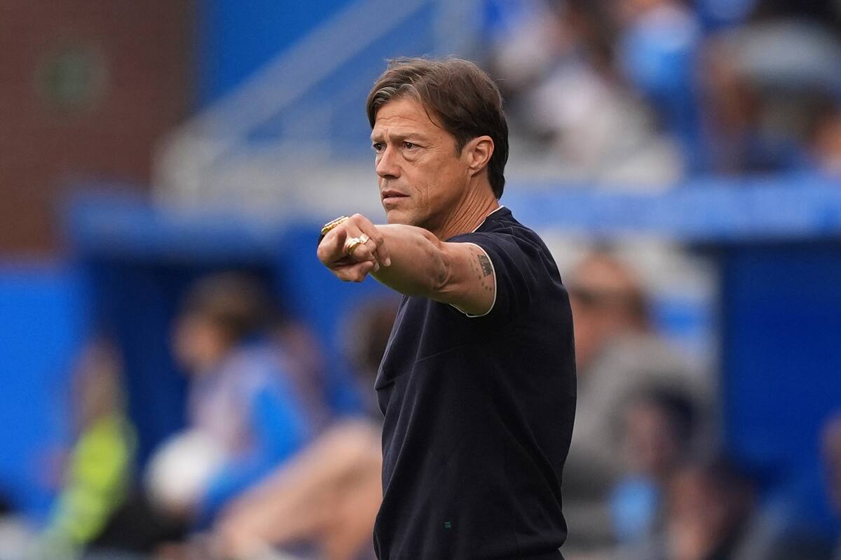 Matias Almeyda da indicaciones en el partido que Sevilla le ganó a Deportivo Alaves por 2-1 por la Liga de España