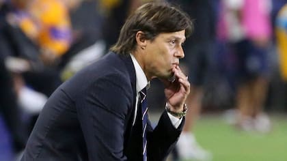 Matias Almeyda, actual entrenador de AEK Atenas de Grecia, se calzó el buzo de River en 2011.
