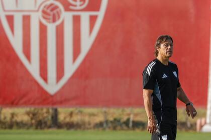 Matías Almeyda y el escudo de Sevilla de fondo: los resultados del sprint de cuatro partidos en el reinicio de la Liga marcarán el futuro del entrenador