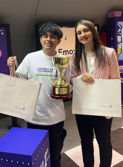 Matías Arce, de 21 años, fue declarado campeón de la Copa Emova 2026, luego de convertirse en el último jugador de ajedrez en enfrentar a Candela Francisco