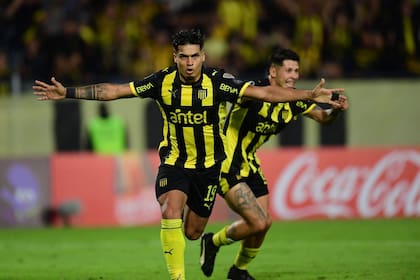 Matías Arezo celebra desafiante el empate y Nicolás "Indio" Fernández se desahoga detrás; el alivio de Peñarol durará apenas tres minutos.