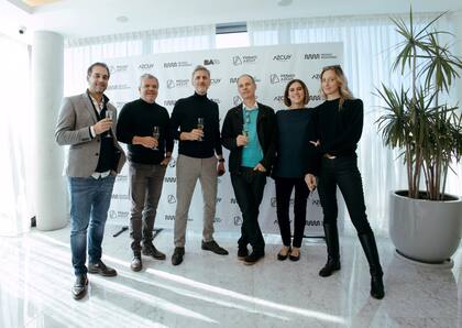 Matias Baldoni, Martín Gaudino y Gerardo Azcuy, de Azcuy; el artista Fabián Bercic, Victoria Noorthoorn y Sol Juárez, durante la inauguración