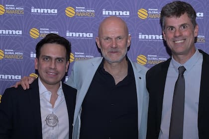 Matías Boela y Nicolás Cassese reciben el premio de Gert Ysebaert, presidente de INMA, en nombre del equipo de LA NACION